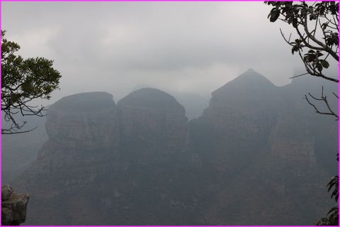 The Three Rondavels, dans la rgion de la Blyde River. Timides et caches en partie dans la brume