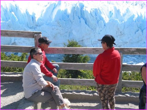 Devant le glacier avec Eric et Michle, eux aussi grands voyageurs devant l'ternel !