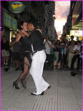 Le tango est partout  Buenos Aires, ici dans une rue du 