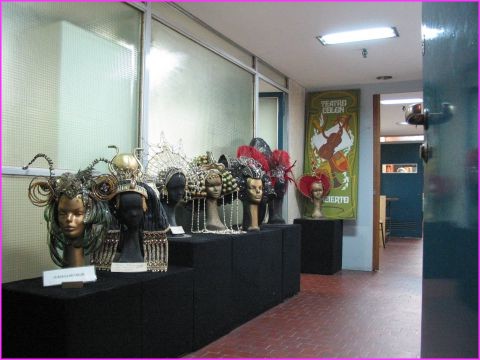 Dans le thatre Colon, les coiffes de Ada,  ct de l'atelier spcialis