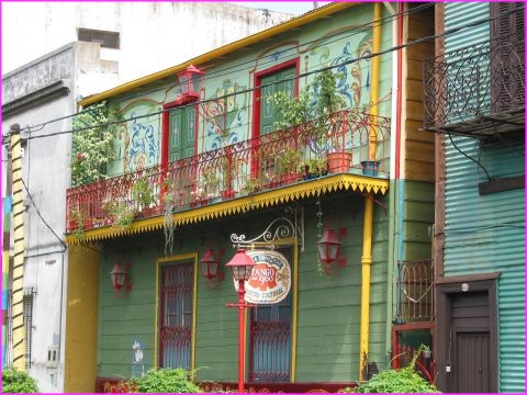 Dans le Caminito, partie de la Boca, les maisons trs hautes .... en couleur 