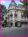 La trs belle ambassade de France, rescape de l'avenue 9 de Julio, devenue la plus large du monde (125 mtres) aprs 