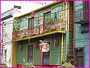 Dans le Caminito, partie de la Boca, les maisons trs hautes .... en couleur 