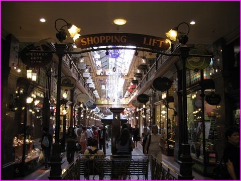 L� par contre on joue sur l'antique (enfin quelques dzaines d'ann�es seulement) de ce passage commercial