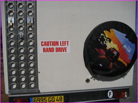 Ils m'obligent � porter ce panneau ridicule !