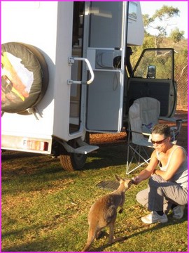 Et ne voila ti pas que je viens, moi le petit b�b� Kangourou, me faire g�ter par Patricia au pied de Prosper