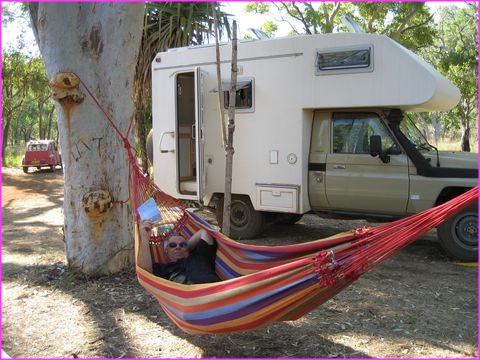 On a bien le droit de se poser des fois ! (Notez la 2CV � l'arri�re)