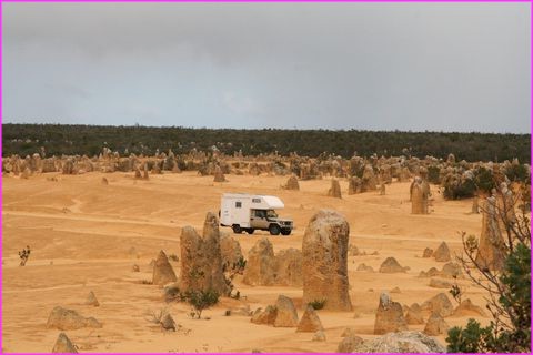 Prosper joue � cache cache derri�re les formations du parc de Pinnacles