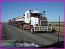 Un road train de plus de 50 m�tres avec 4 remorques : �a d�m�nage !