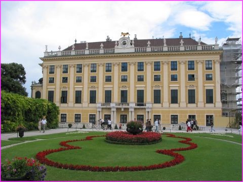 Le palais de Schnbrunn vue de ct car de face ct jardin , il est en rparation
