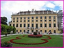 Le palais de Schönbrunn vue de côté car de face côté jardin , il est en réparation