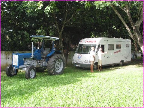 Un moment difficile : Prosper enlis� qui doit faire appel � un tracteur � S�o Sebasti�o