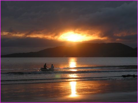 Plus beau que ce lever de soleil � Itapema, avec Elpidio et Michael qui partent p�cher ... tu meurs !