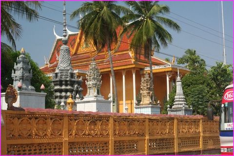 Beau Temple reconstruit aprs les dmolitions systmatiques