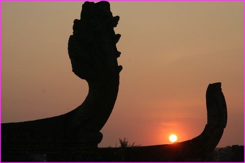 Beau coucher de soleil dans les jardins du Temple d'Angkor