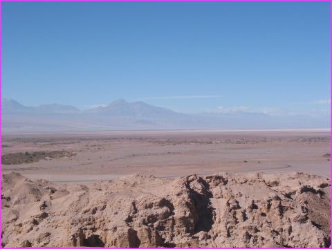 ... le salar d'Atacama au milieu du dsert du mme nom ...