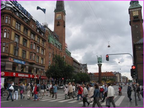 La place de l'h�tel de ville de Copenhague, tr�s anim�e