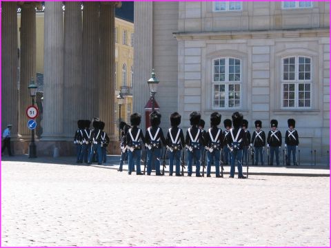 La rel�ve de la garde sur la place Amalienborg � Copenhague