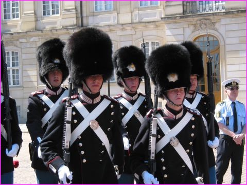 La rel�ve de la garde sur la place Amalienborg � Copenhague