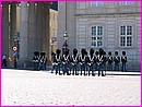 La relve de la garde sur la place Amalienborg  Copenhague