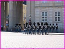 La rel�ve de la garde sur la place Amalienborg � Copenhague