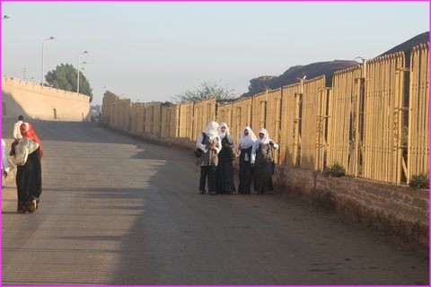 Jeunes �coli�res de voiles blancs v�tues