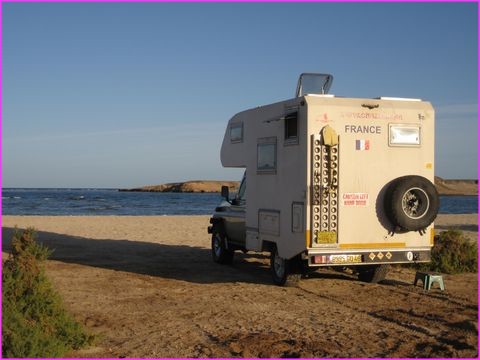 Bon bivouac en sauvage au bord de la mer rouge