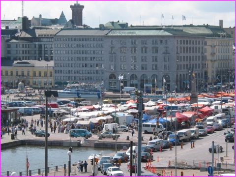 Le march� d'Helsinki vue de la cath�drale orthodoxe Ouspensky