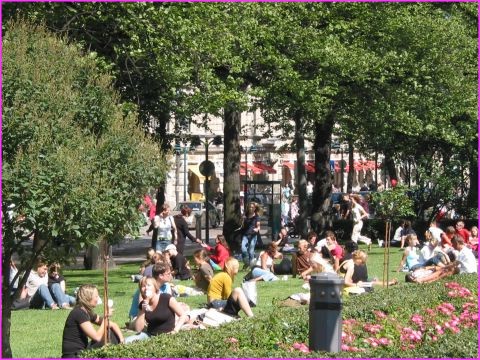D�s qu'il y a du soleil les habitants d'Helsinki vont sur les pelouses de l'esplanade