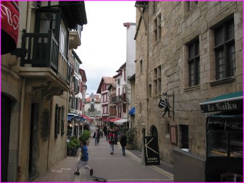 Une rue caractéristique du vieux St Jean de Luz