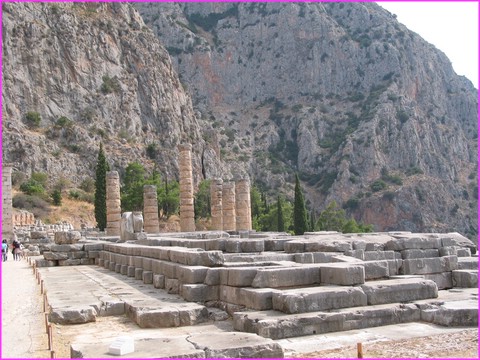Le temple d'Apollon, ou du moins ce qu'il en reste  Delphes