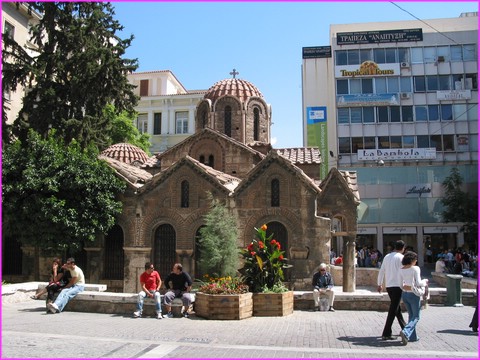 Au hasard de nos balades dans Ath�nes, cette petite �glise orthodoxe a attir� notre curiosit�.