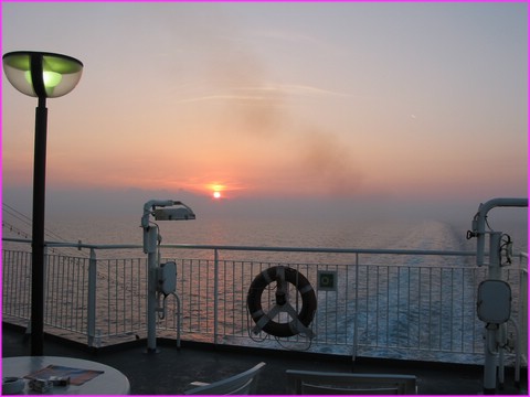 Coucher ou lever  de soleil ? .... Lever !! depuis le bateau qui nous fait passer en Italie