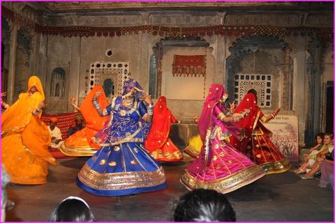 Belles danses traditionnelles en beaux costumes