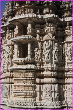 La merveille des scultures du marbre des temples Jains, ici  Ranakpur