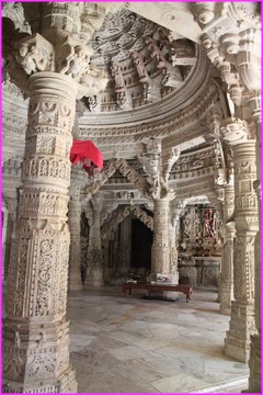 La merveille des scultures du marbre des temples Jains, ici  Ranakpur