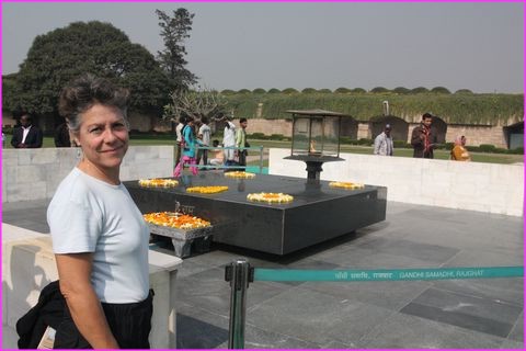 Patricia pose devant le mmorial sur le site de la crmation de Gandhi  Delhi