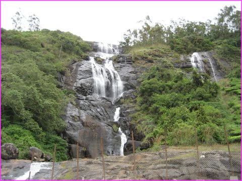 Avec toute l'eau qui tombe en priode de mousson pas tonnant de voir de belles cascades en attaquant la montagne