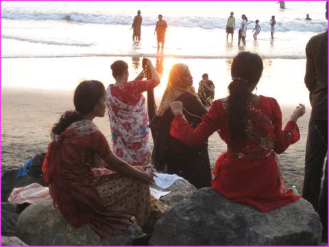 Belles en beaux saris au bord de l'eau