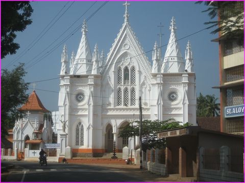 Il n'y a pas que des temples Indiens dans le Krala, mais aussi de belle glises .... assez peu ... et aussi ...