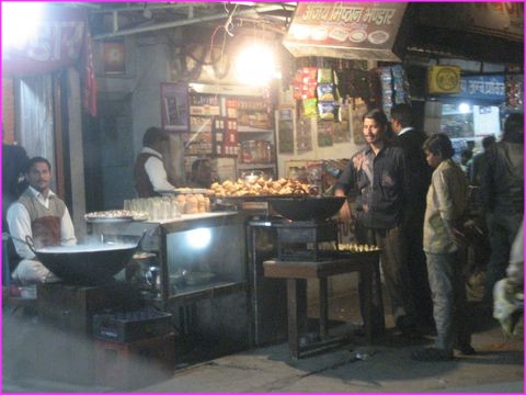 Pour se restaurer de nuit dans les rues de Varanasi