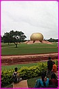 Auroville et son Matrimandir. Beau à voir mais à quoi correspond vraiment tout ça ? .......