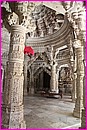 La merveille des scultures du marbre des temples Jains, ici  Ranakpur