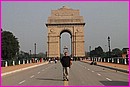 ... et Andr devant l'India Gate  Delhi