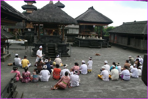 Une famille en prière dans un temple