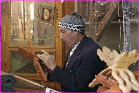 Je m'applique ... et je tire la langue dans le Bazar de Kashan