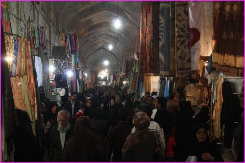 Bazar noir de monde (sans jeux de mot ici en Iran o� toutes les femmes sont en noir)