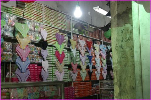 Bon, il y en a qui mettent de la couleur sexy ... dessous !