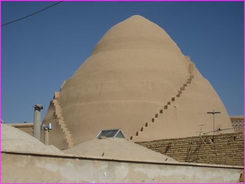 Toujours � Meybod, joli d�me de glaci�re avec escalier pour le gravir