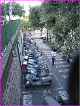 Des milliers de scooters, partout, dans toutes les rues. En plus, les Italiens sont experts pour se faufiler ....